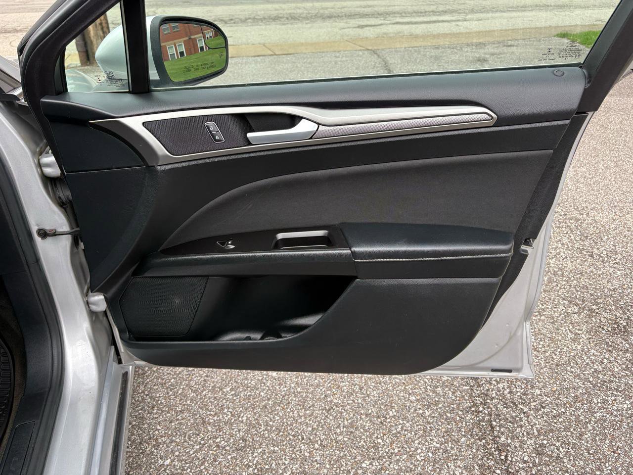 Used 2017 Ford Fusion SE w/ Fusion SE Technology Package image 23