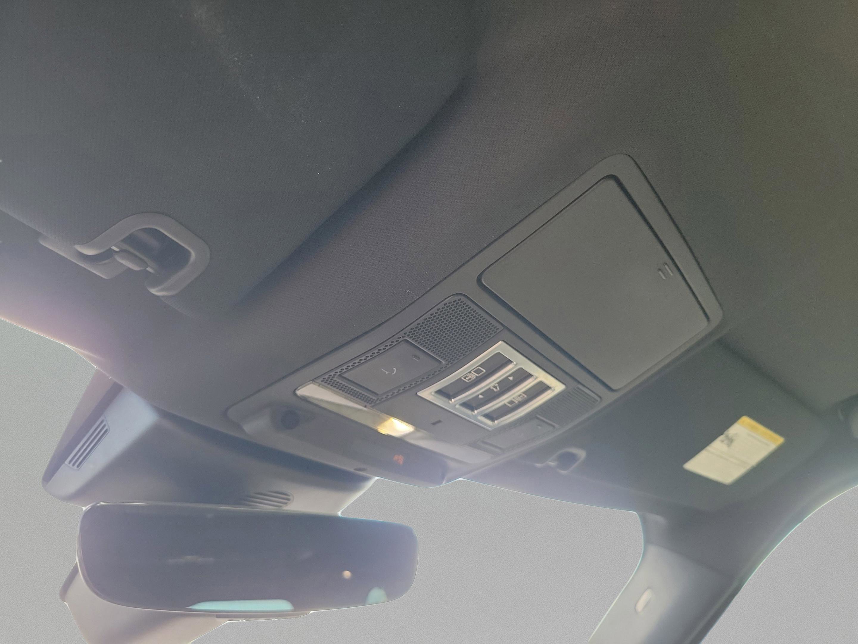 Used 2018 Land Rover Discovery HSE image 15