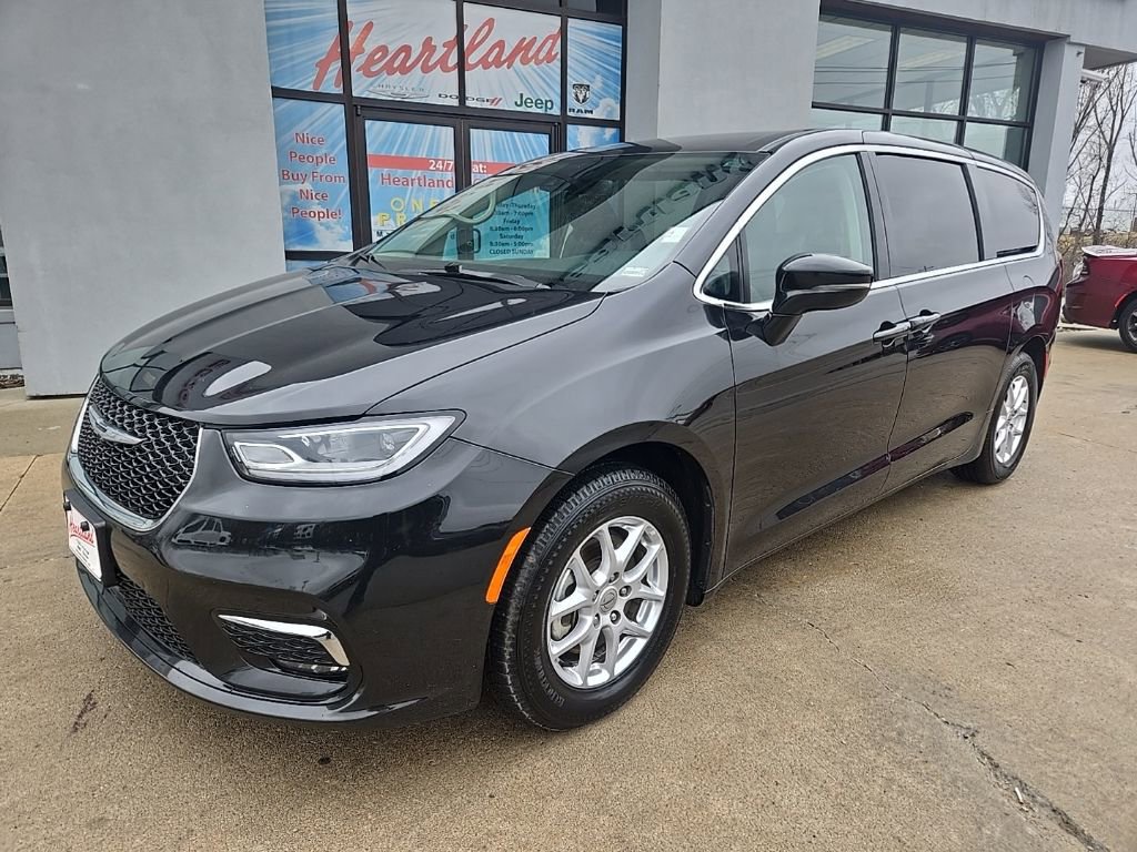 Used 2024 Chrysler Pacifica Touring-L FWD image 2