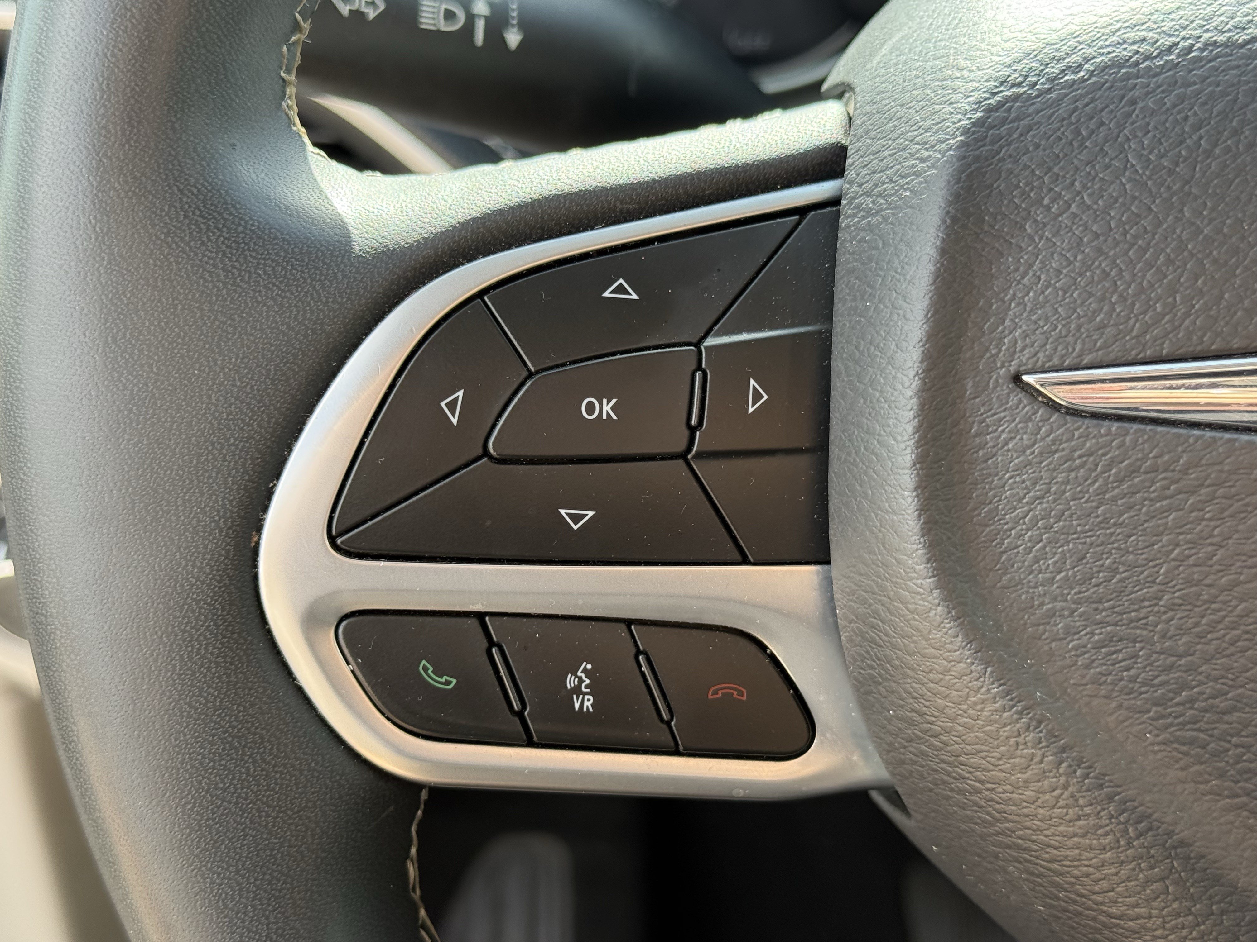 Used 2023 Chrysler Pacifica Touring-L FWD image 16