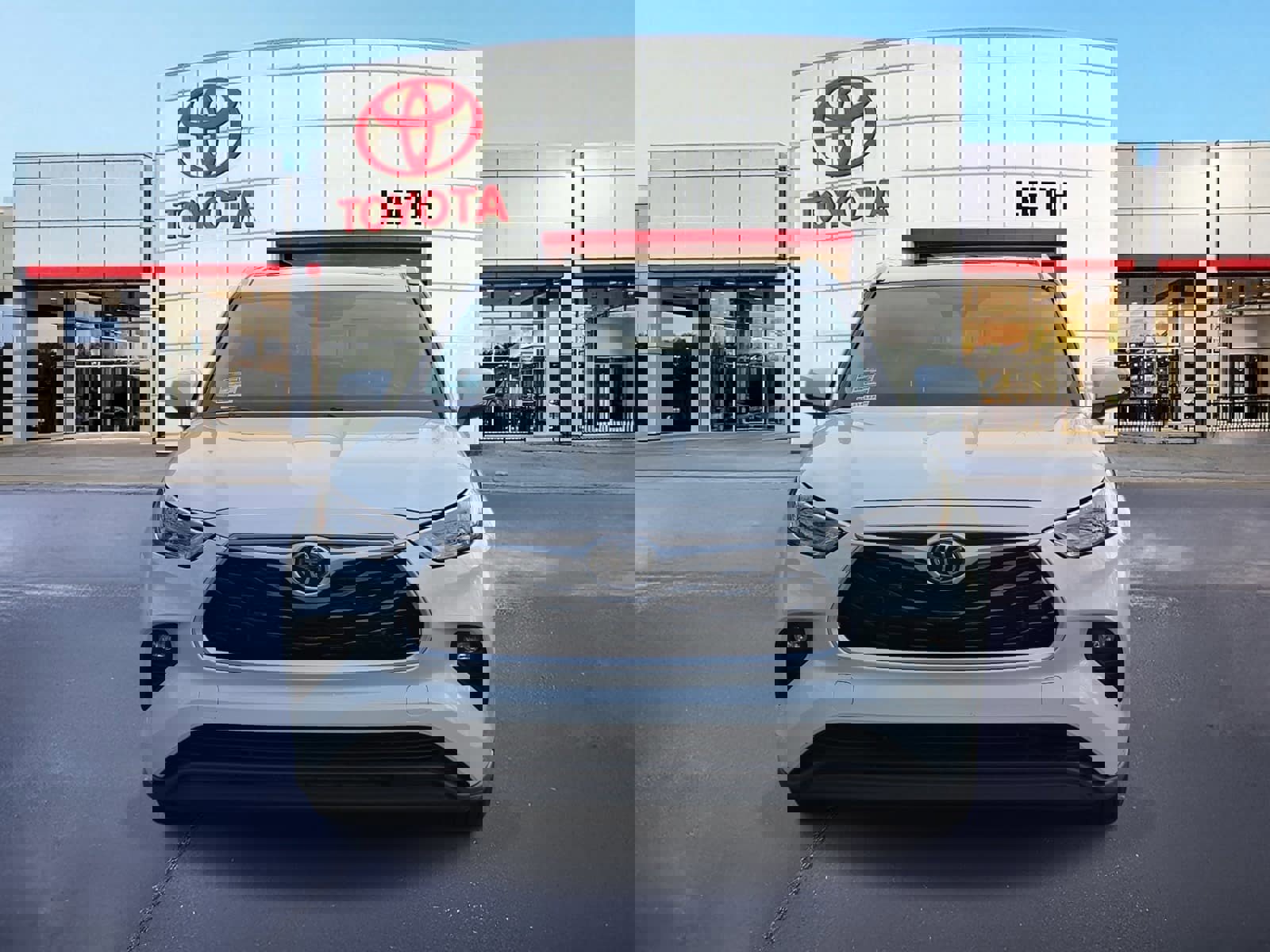 Used 2022 Toyota Highlander XLE image 2