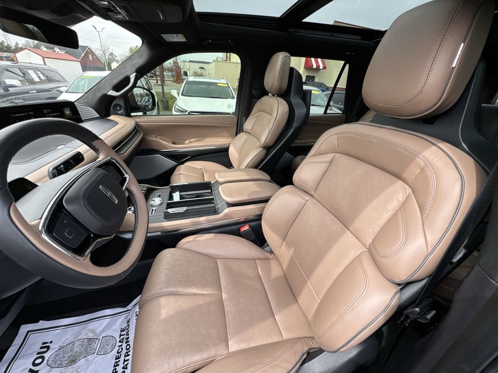 Used 2025 Lincoln Navigator Black Label image 11