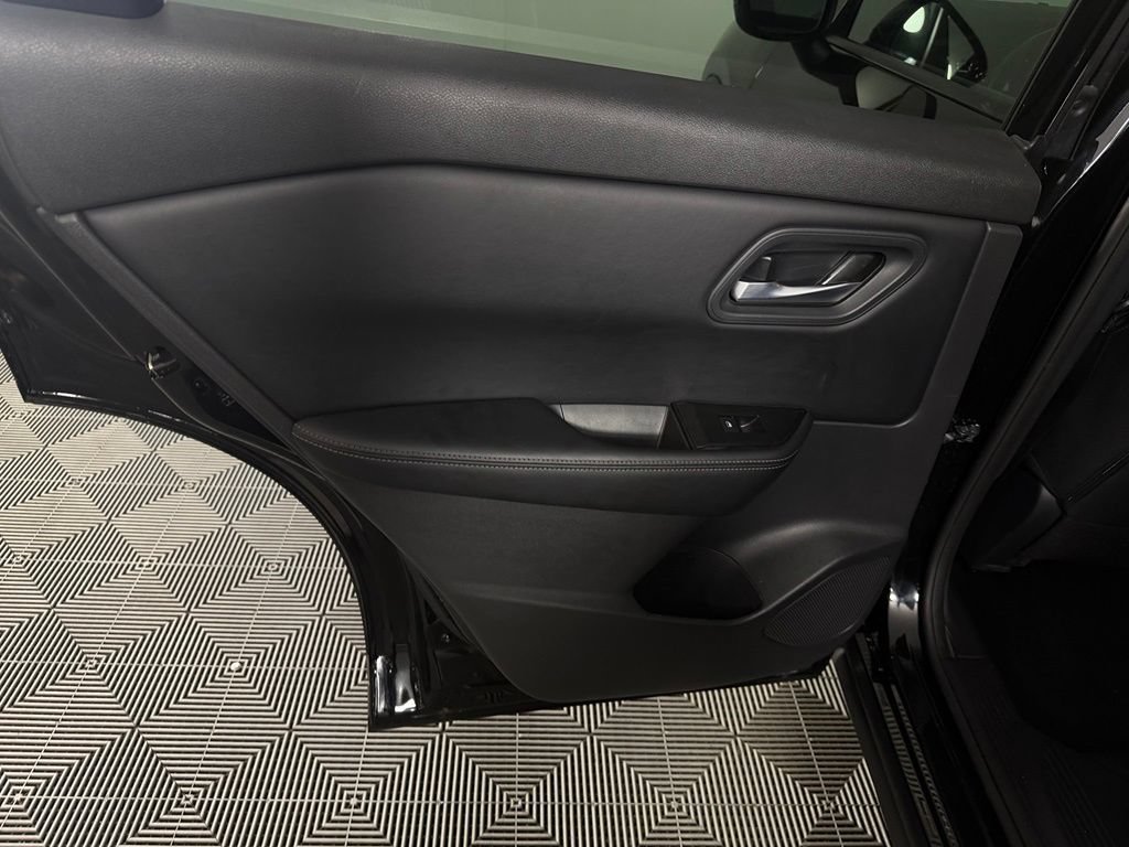 Used 2025 Nissan Rogue SV FWD image 25