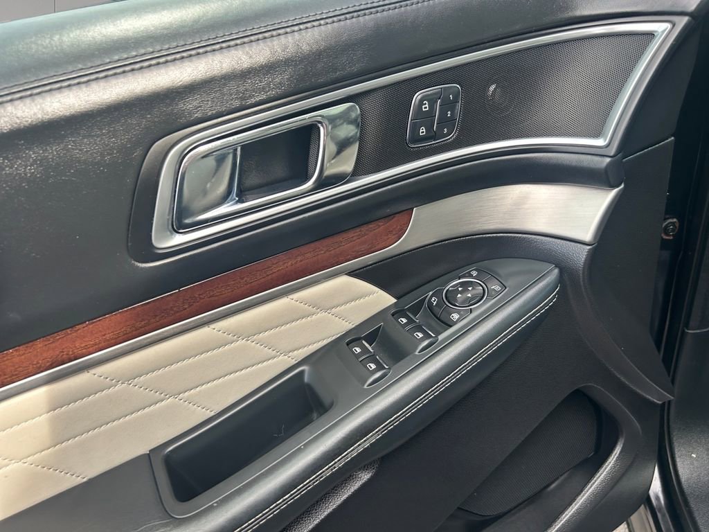 Used 2017 Ford Explorer Platinum image 11