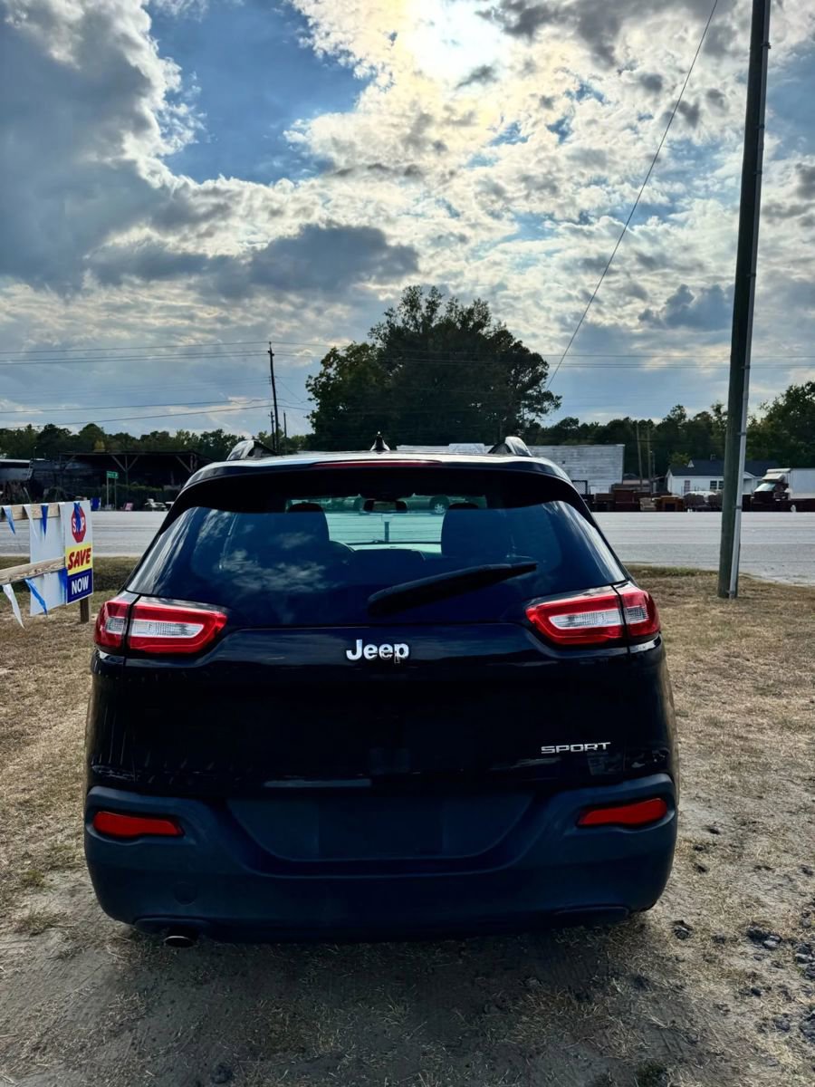 Used 2016 Jeep Cherokee Sport image 5