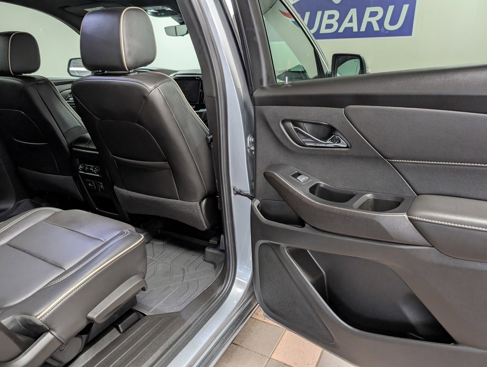 Used 2023 Chevrolet Traverse Premier image 33