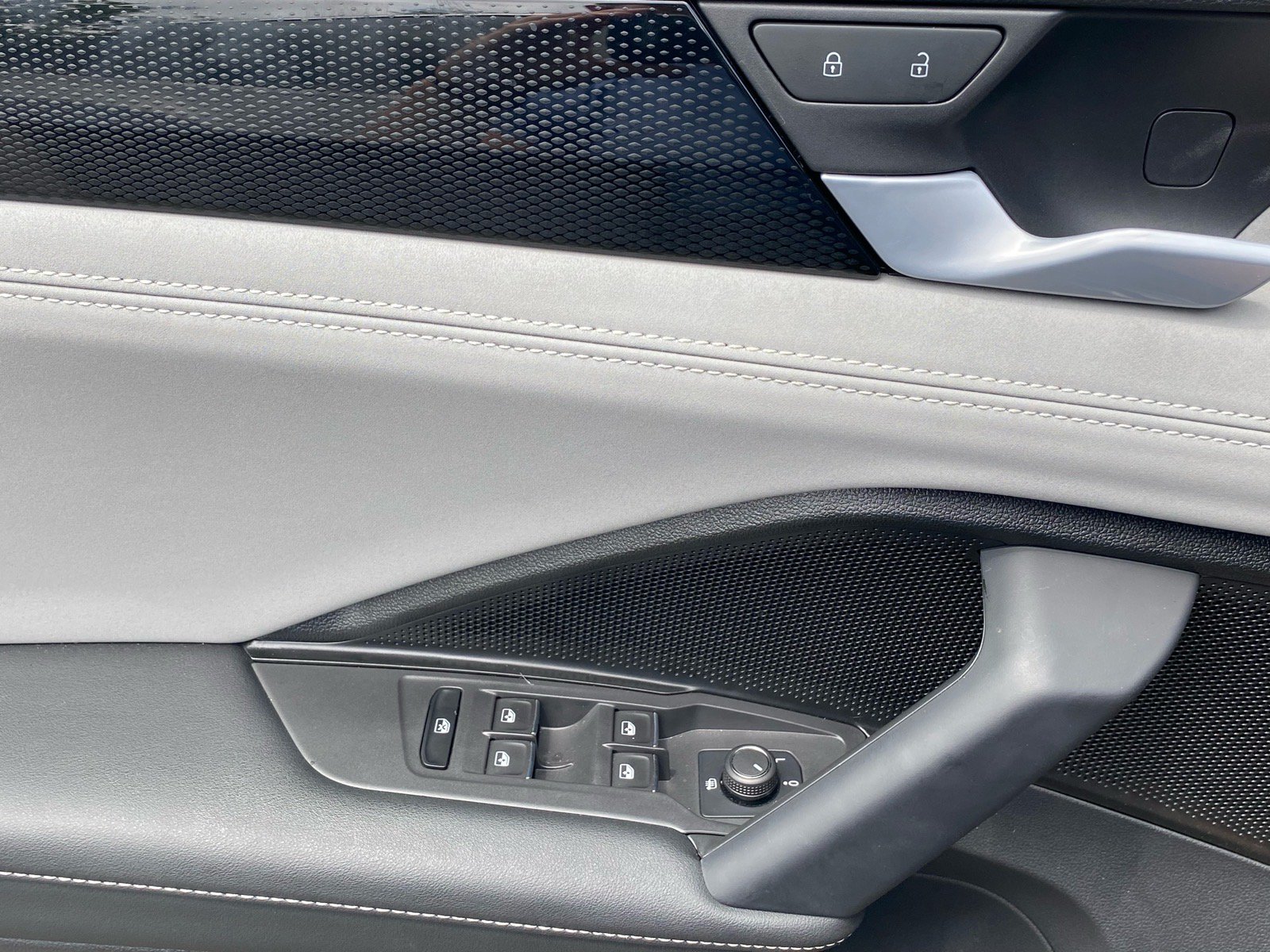New 2026 Volkswagen Tiguan SE R-Line FWD image 9