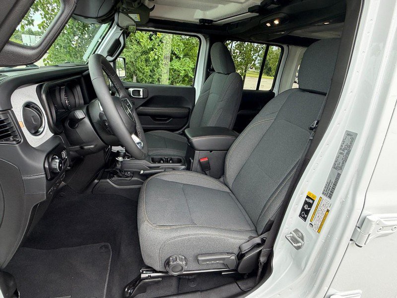 Used 2025 Jeep Wrangler Unlimited Sahara AWD/4WD image 20