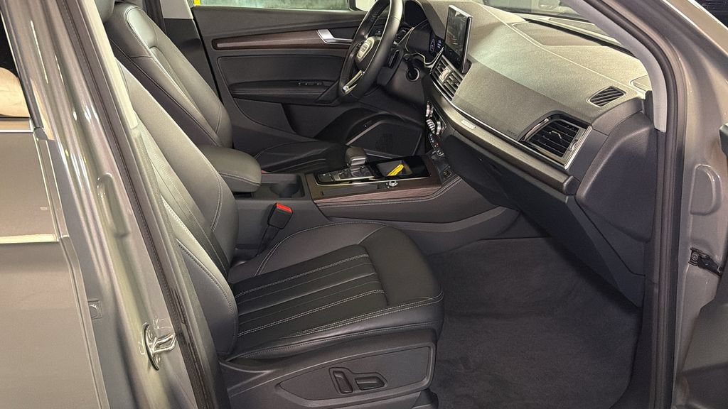 Used 2023 Audi Q5 2.0T Premium Plus w/ Premium Plus Package AWD/4WD image 9