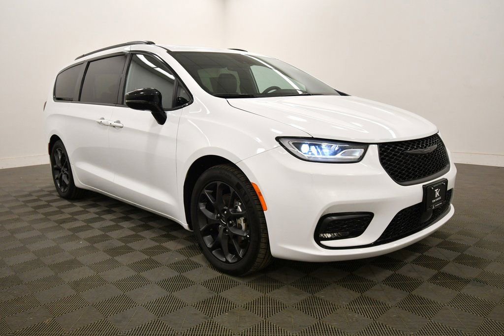 Used 2024 Chrysler Pacifica Limited w/ S Appearance Package FWD image 10