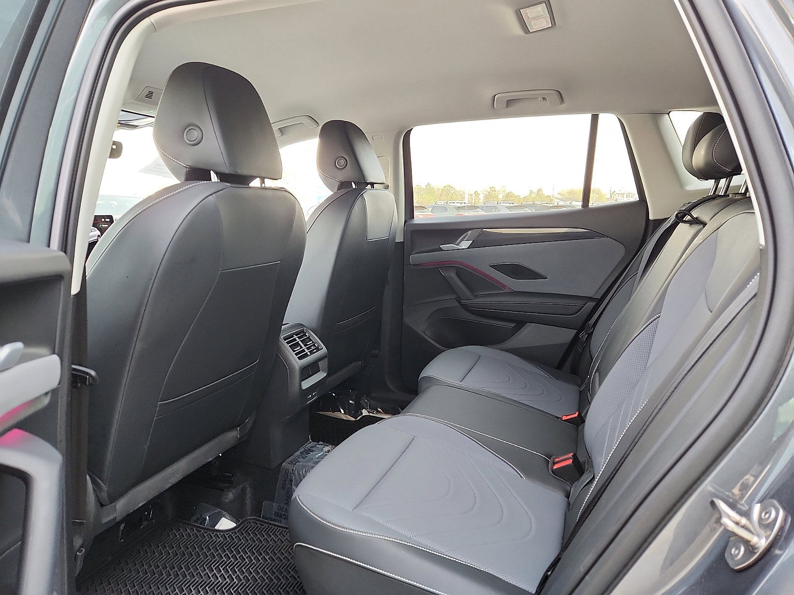 Certified 2025 Volkswagen Tiguan SE image 12