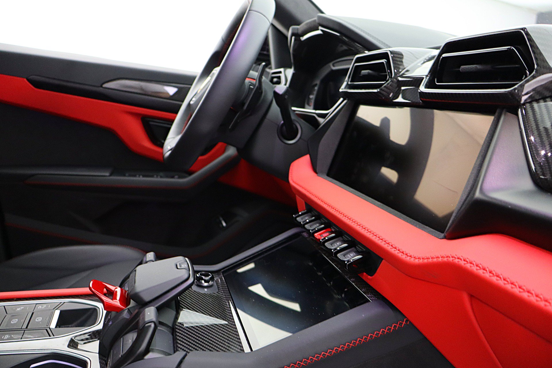 Used 2025 Lamborghini Urus S AWD/4WD image 32