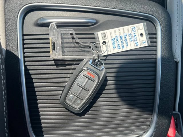Used 2024 Chrysler Pacifica Limited AWD/4WD image 18