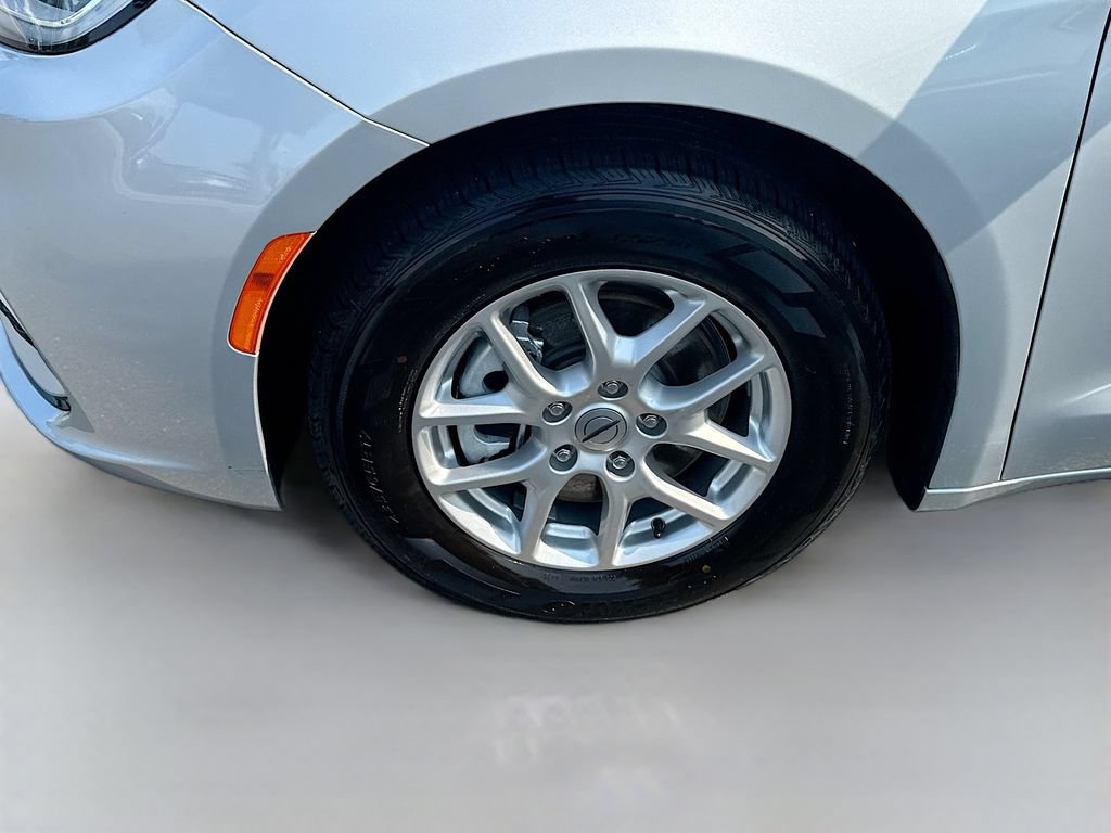 Used 2024 Chrysler Pacifica Touring-L FWD image 31