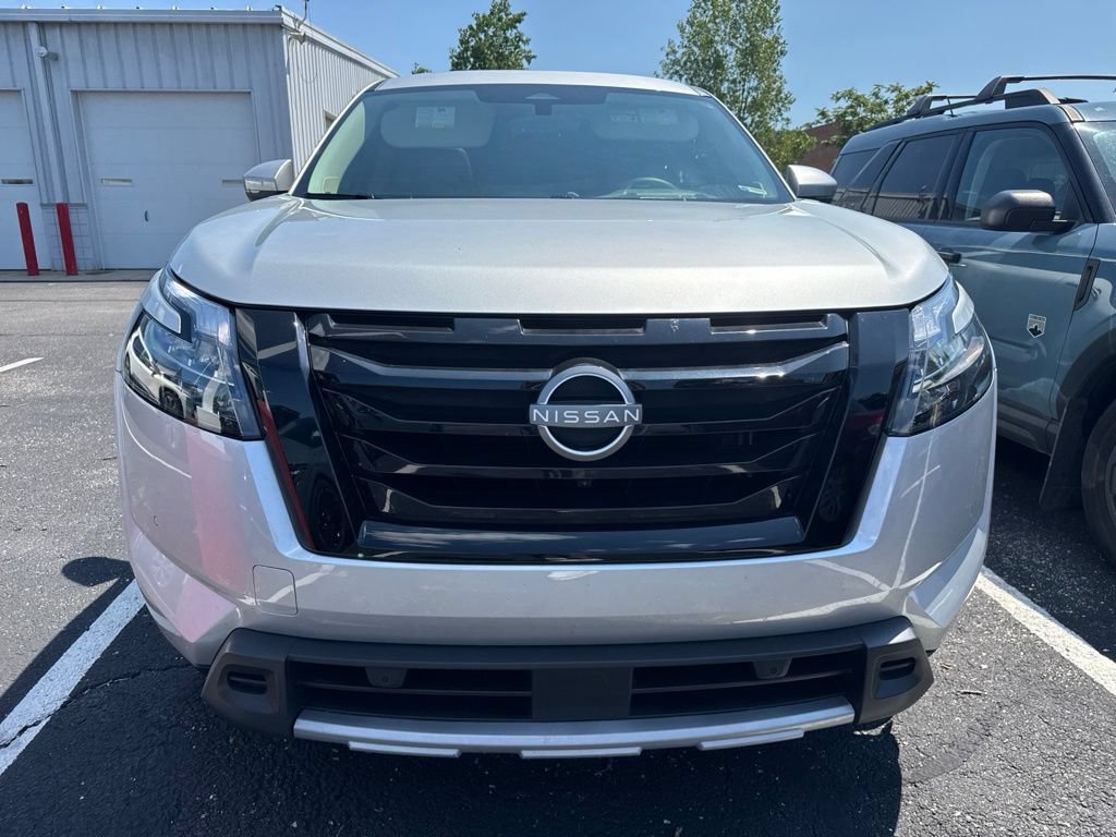 Certified 2025 Nissan Pathfinder Platinum w/ Black Appearance Package AWD/4WD image 2