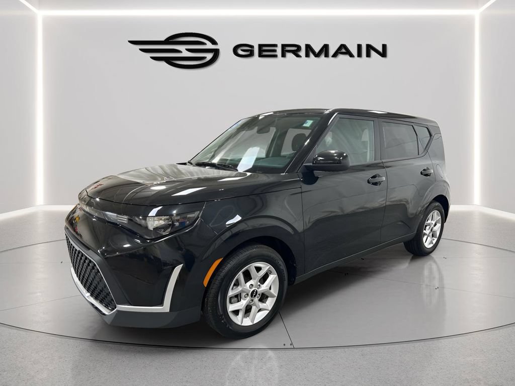 Used 2025 Kia Soul LX w/ LX Technology Package FWD image 3