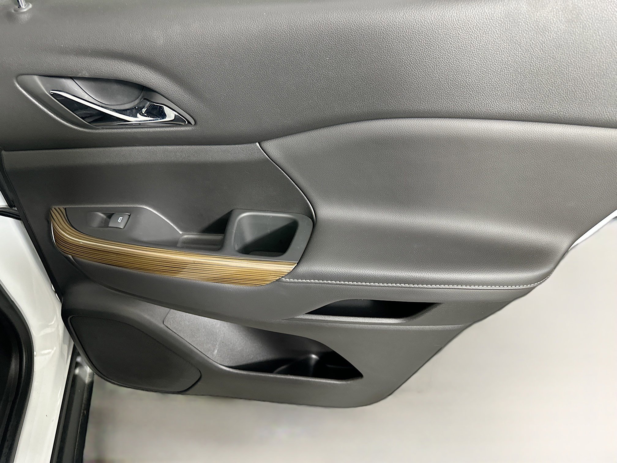 Used 2023 GMC Acadia SLE w/ Driver Convenience Package image 30