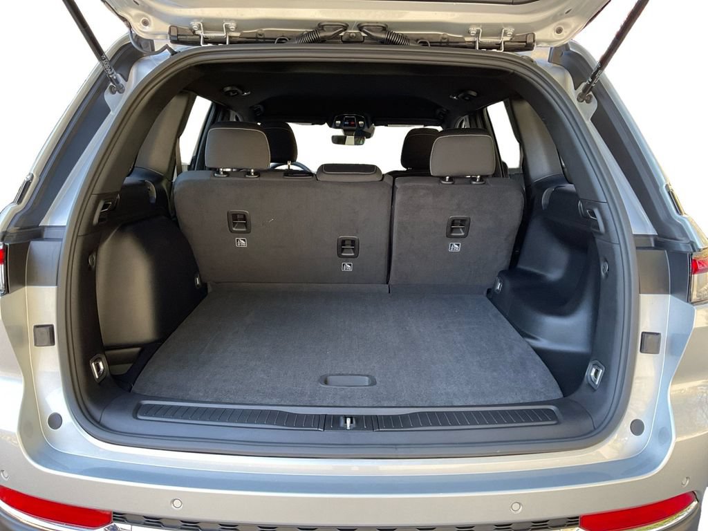 Used 2025 Jeep Grand Cherokee Laredo RWD image 13