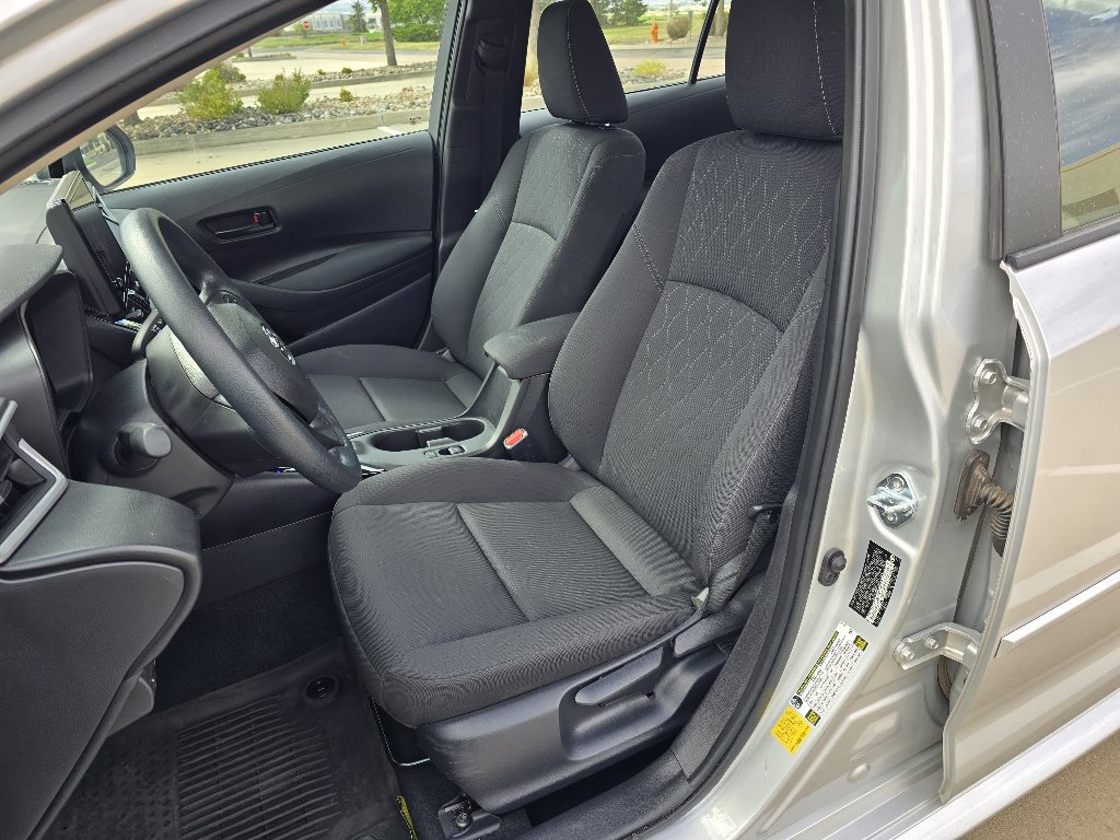 Used 2025 Toyota Corolla LE FWD image 14