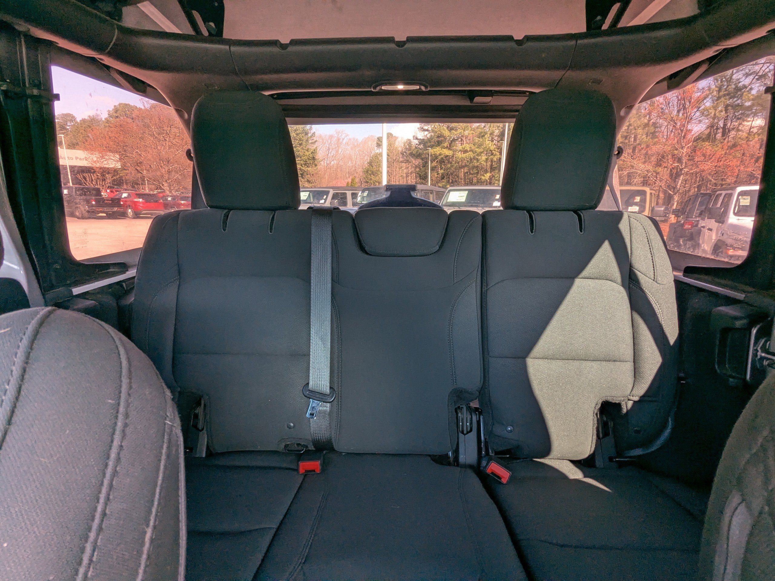 Used 2018 Jeep Wrangler Unlimited Sahara image 25