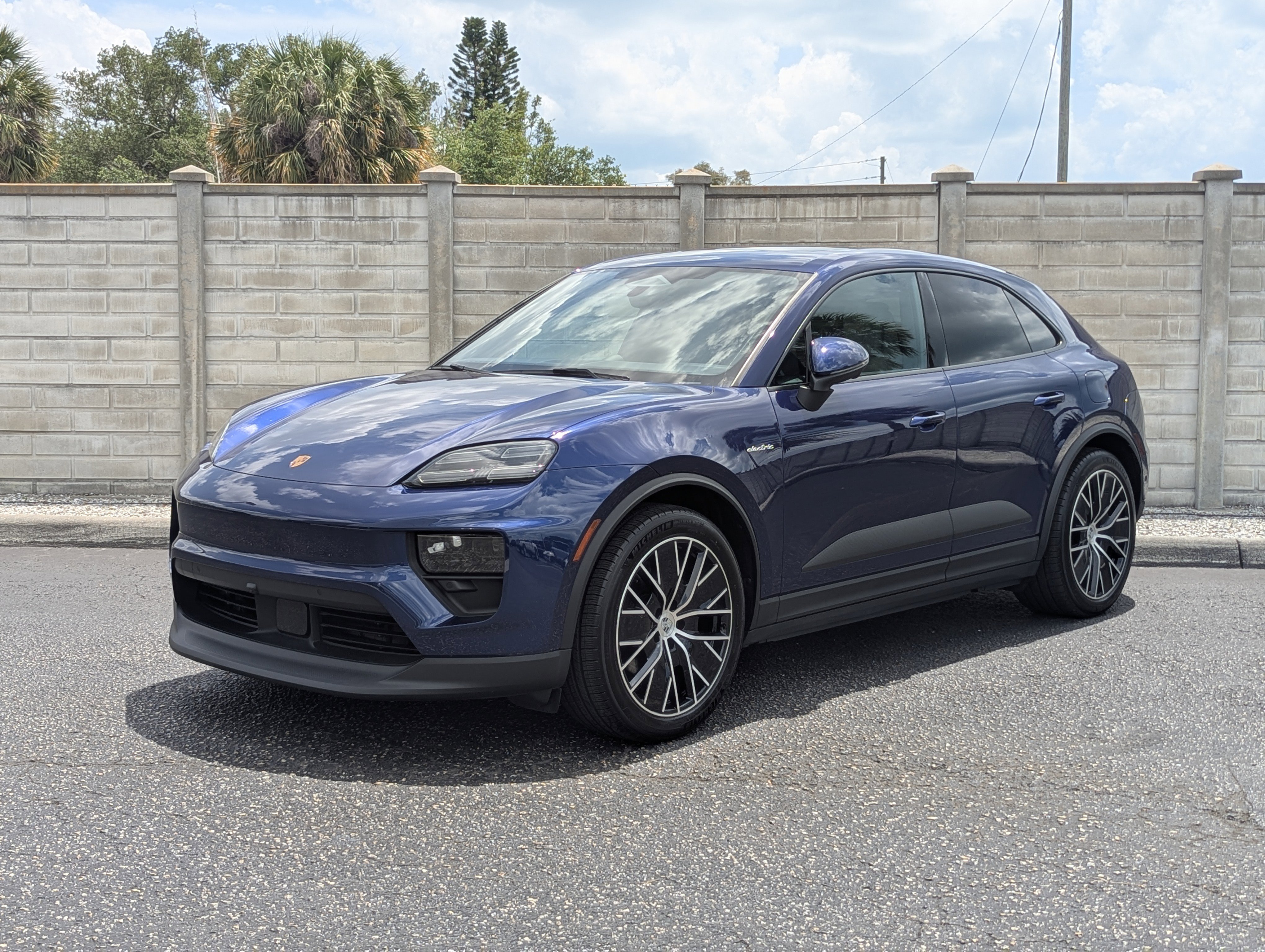 Certified 2025 Porsche Macan Electric RWD image 1