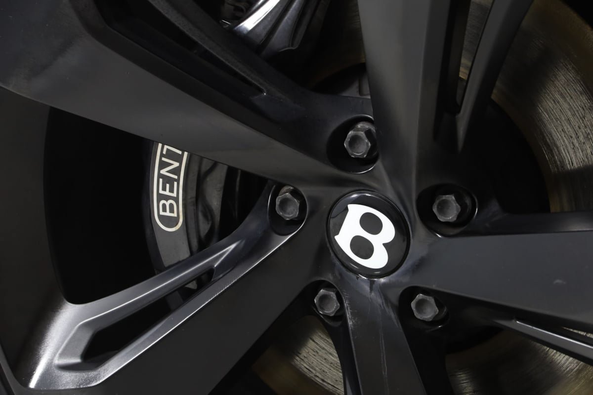 Used 2018 Bentley Bentayga AWD/4WD image 21