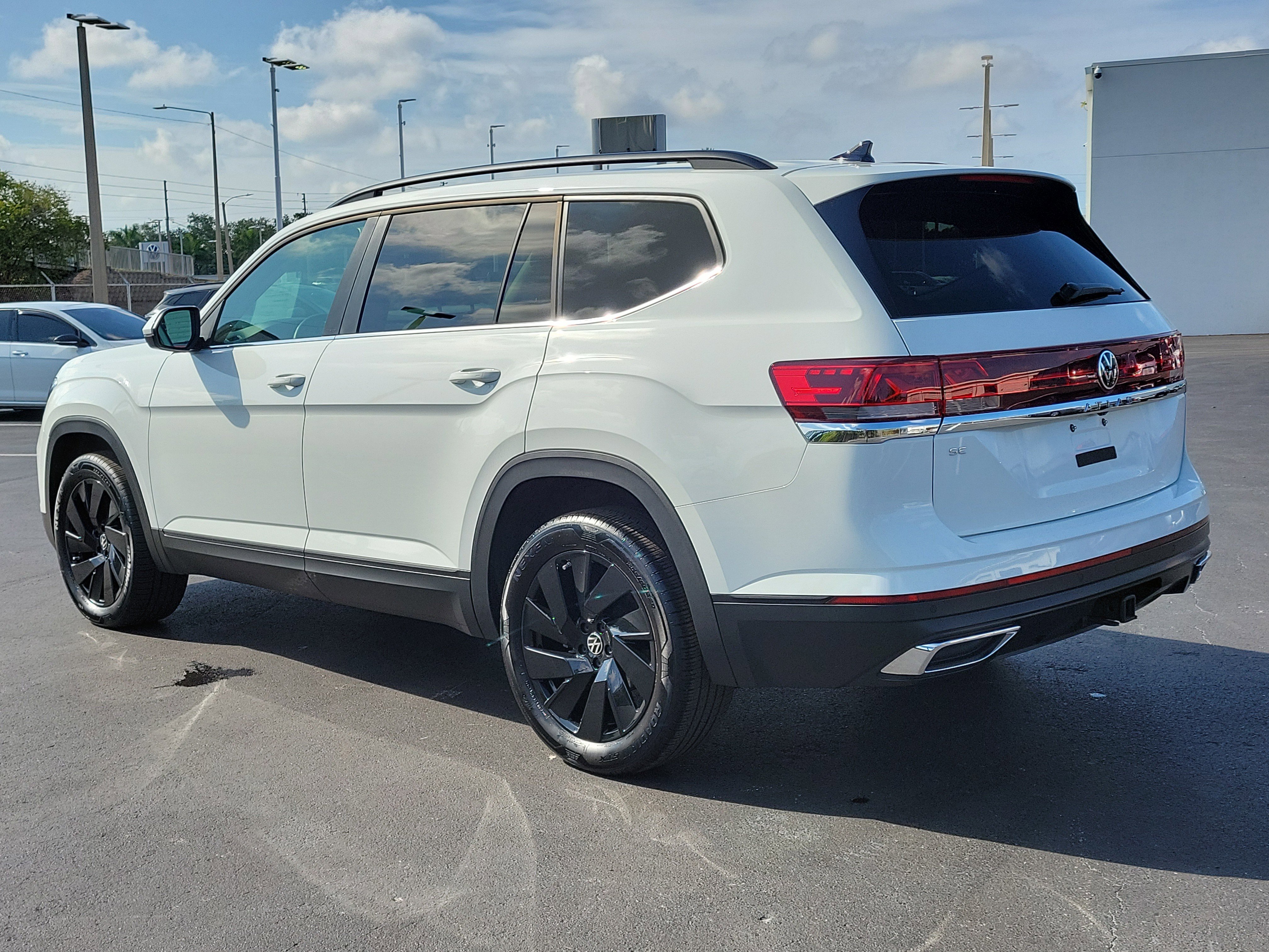 Used 2025 Volkswagen Atlas SE FWD image 4