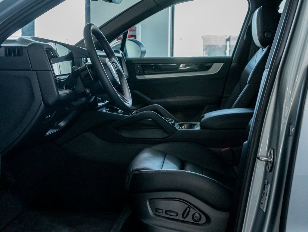 Certified 2025 Porsche Cayenne image 4