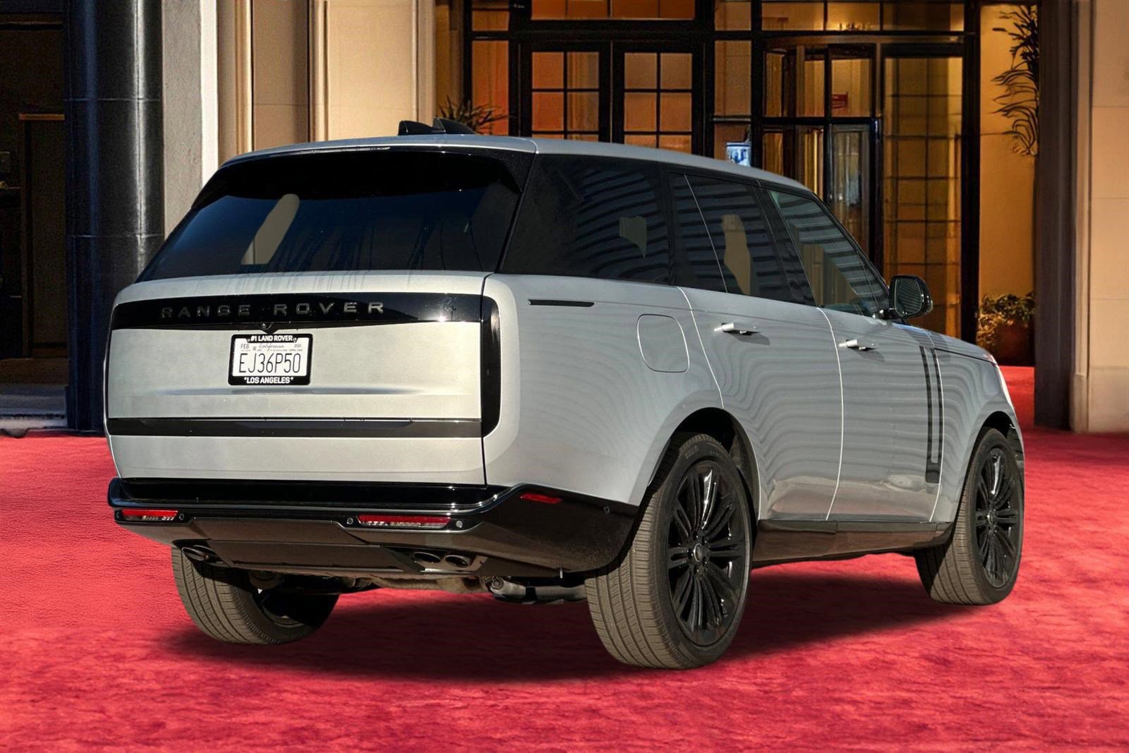 Used 2025 Land Rover Range Rover SE AWD/4WD image 8
