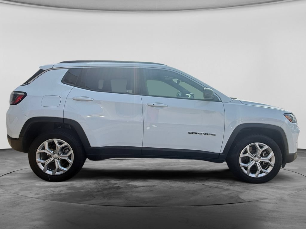 Used 2024 Jeep Compass Latitude AWD/4WD image 11