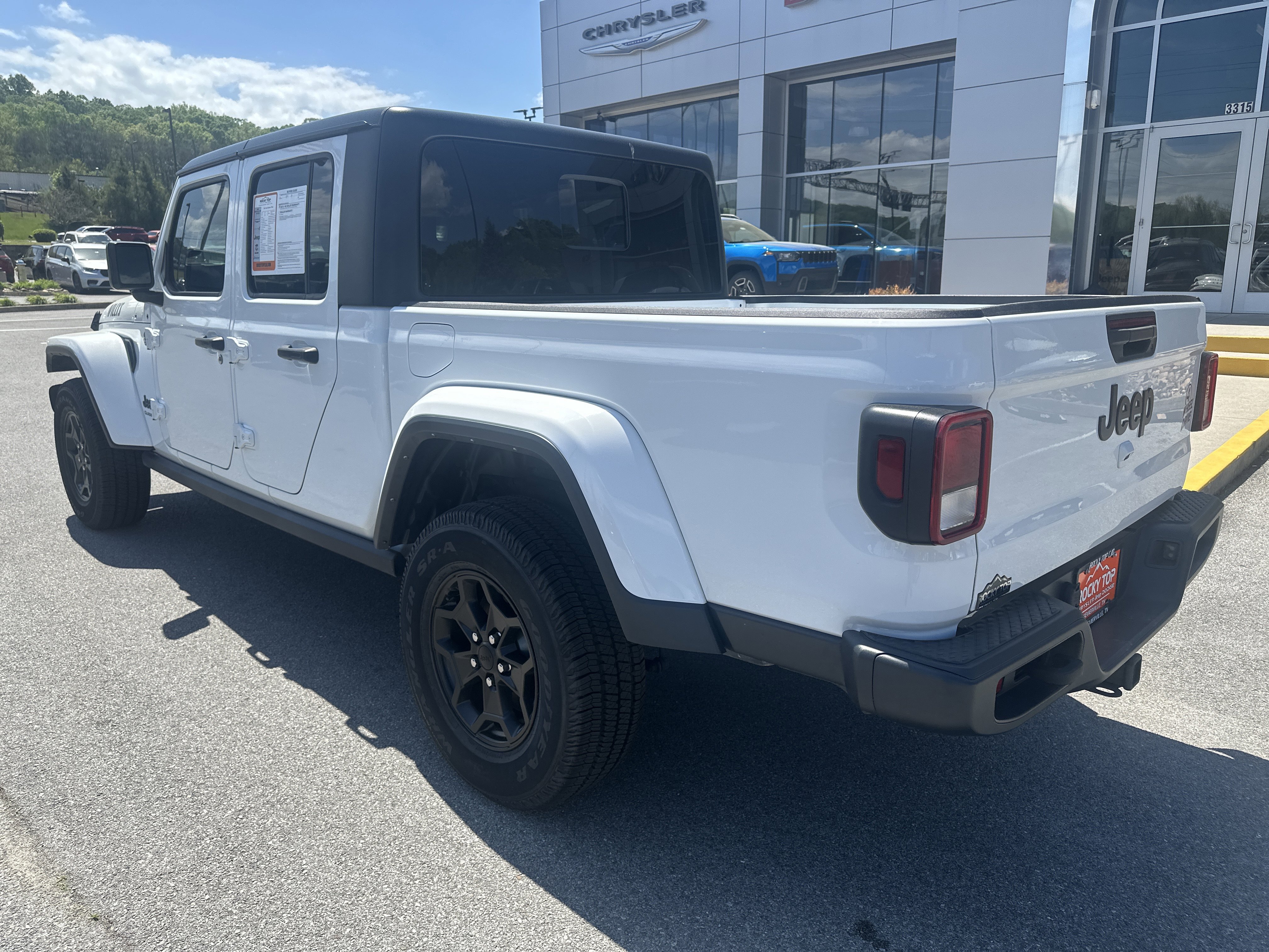 Used 2021 Jeep Gladiator Willys AWD/4WD image 10