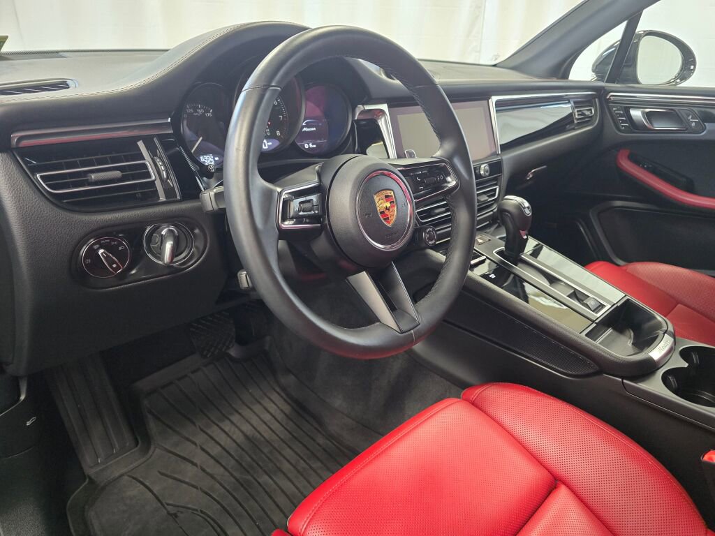 Certified 2024 Porsche Macan image 4
