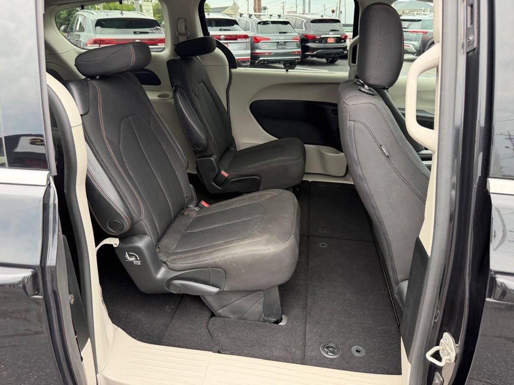 Used 2017 Chrysler Pacifica Touring Plus w/ Tire & Wheel Group FWD image 25
