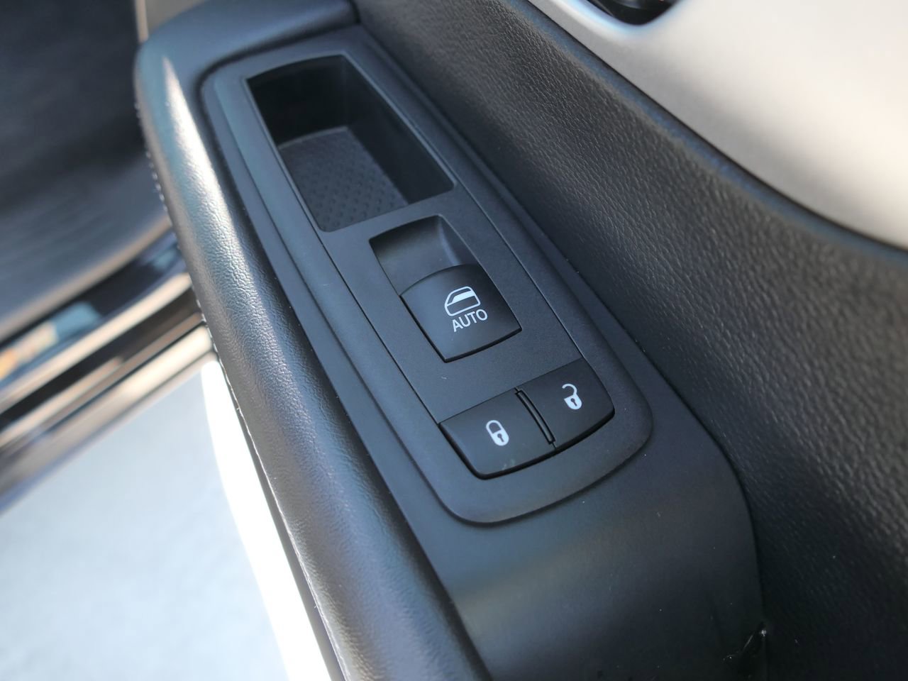 Used 2025 Chrysler Pacifica Limited image 25