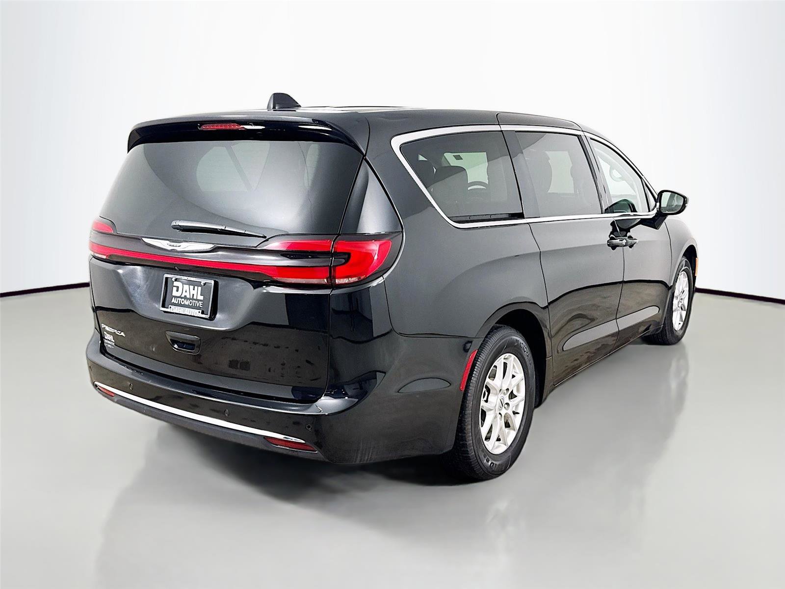Used 2024 Chrysler Pacifica Touring-L image 7