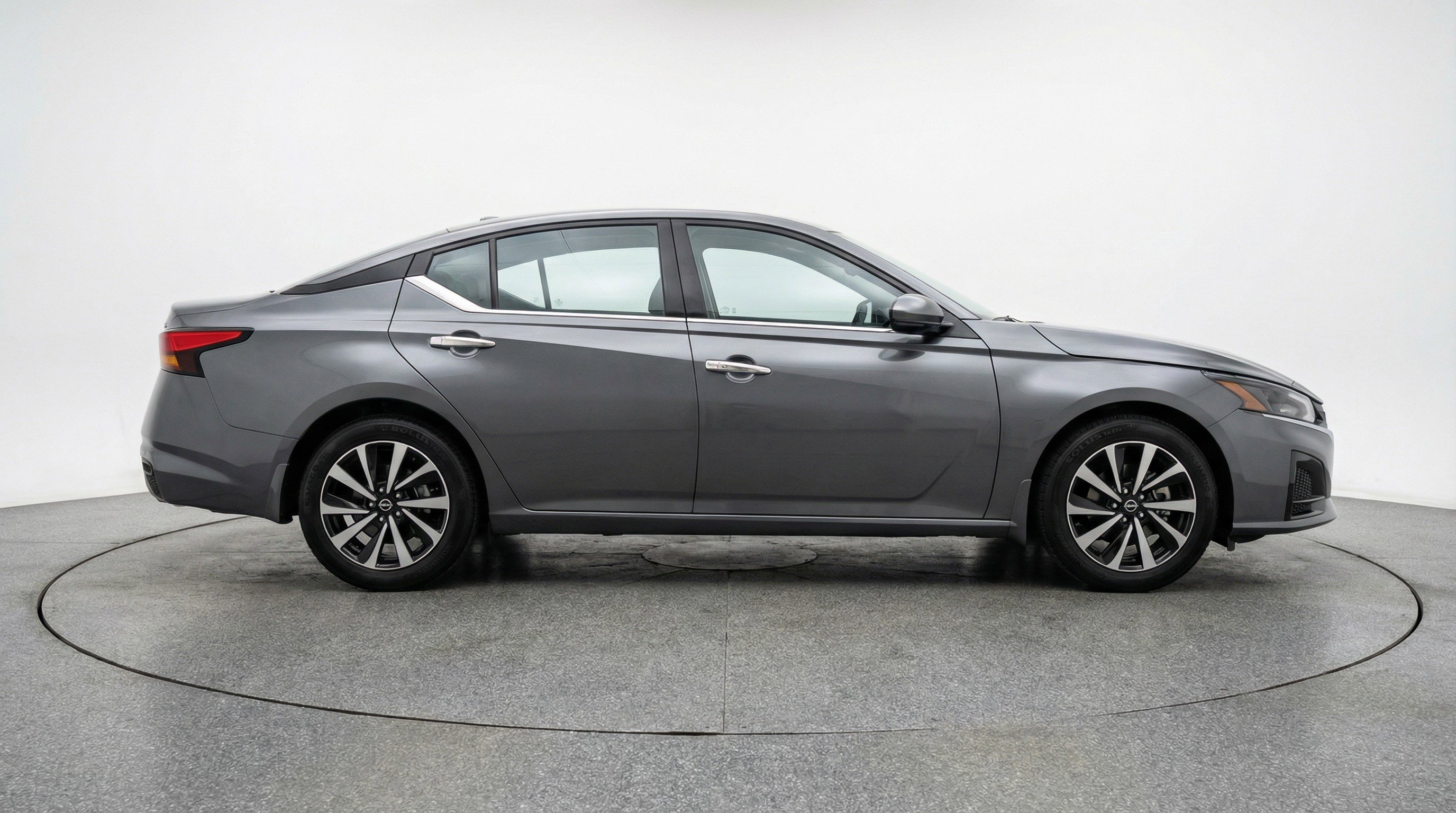 Used 2025 Nissan Altima 2.5 SV FWD image 11