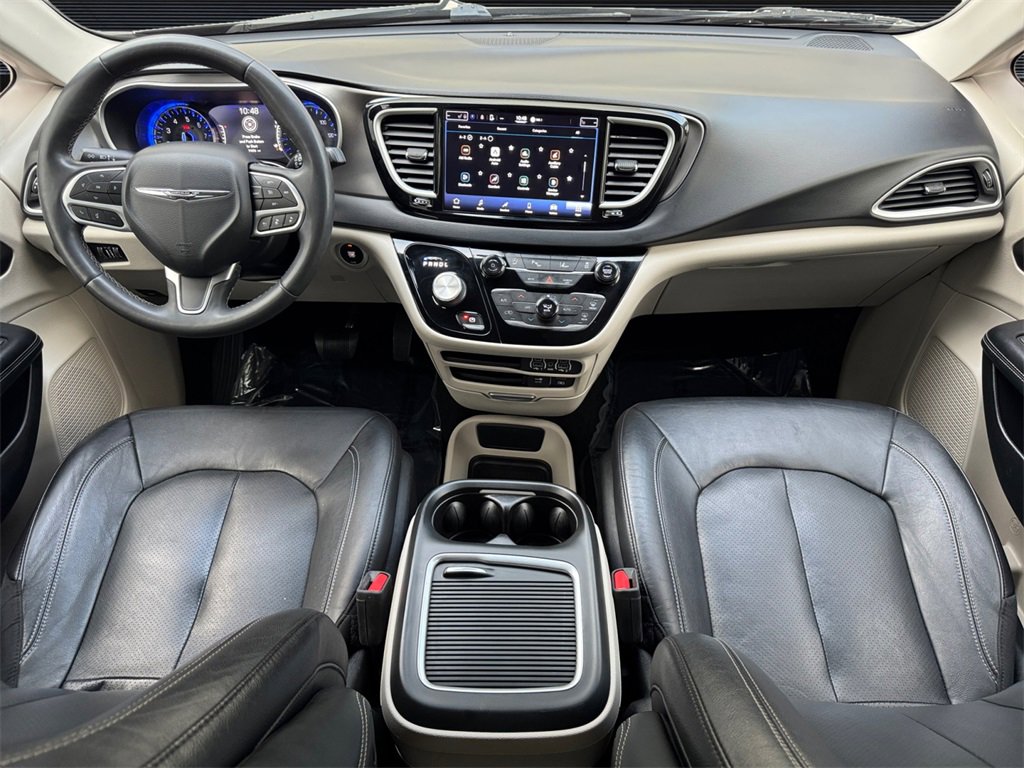 Used 2022 Chrysler Pacifica Touring-L image 16