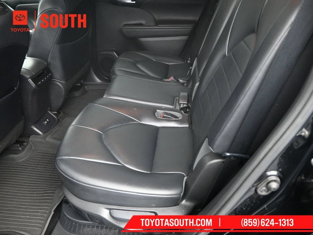 Used 2020 Toyota Highlander XLE AWD/4WD image 30