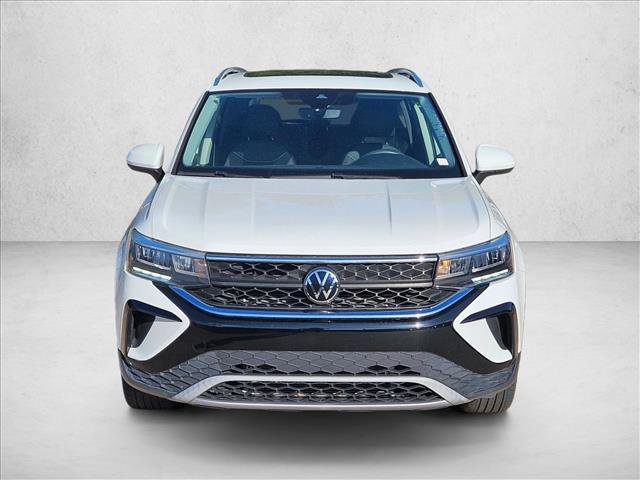 Used 2023 Volkswagen Taos SE w/ Panoramic Sunroof Package FWD image 2