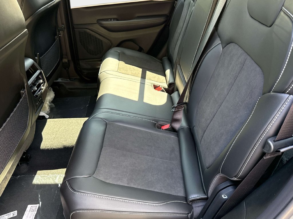 New 2027 Jeep Grand Cherokee Altitude AWD/4WD image 17