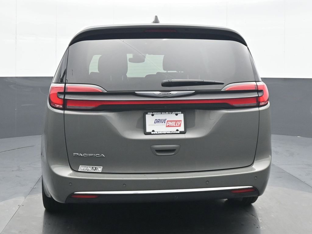 Used 2023 Chrysler Pacifica Touring-L FWD image 5