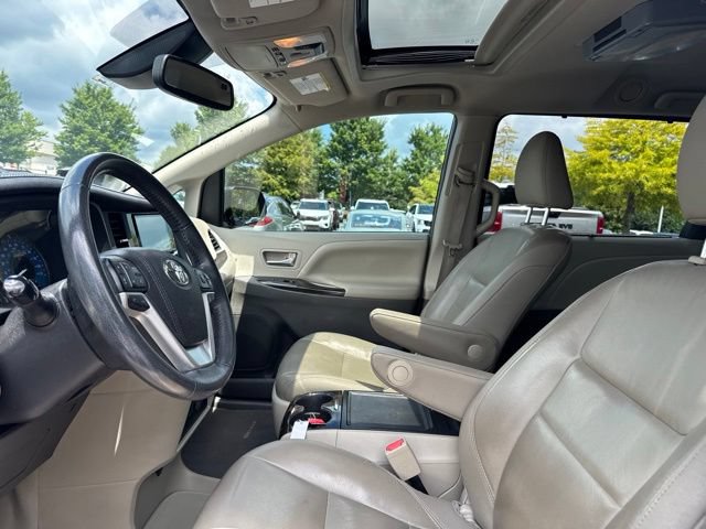 Used 2018 Toyota Sienna XLE w/ XLE Navigation Package FWD image 9