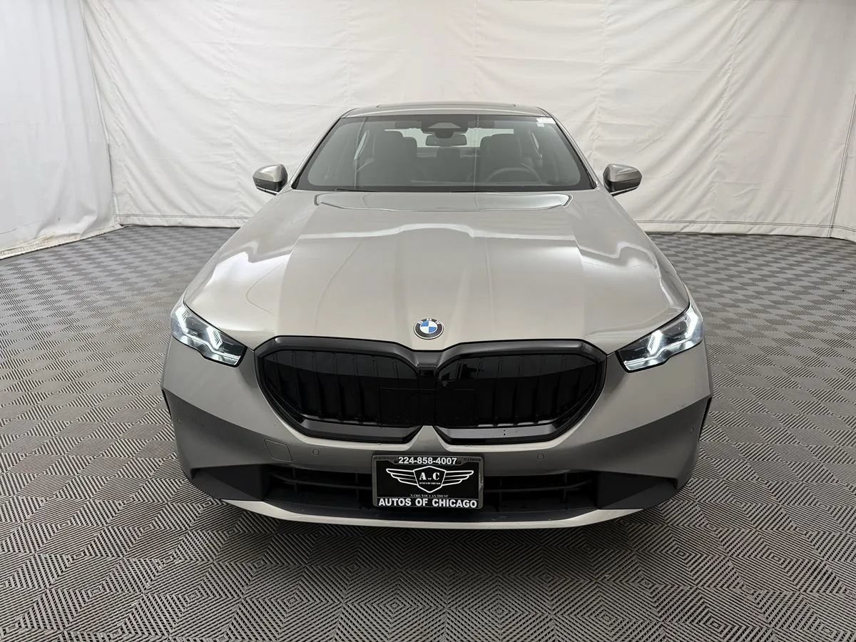 Used 2024 BMW 530i xDrive AWD/4WD image 3