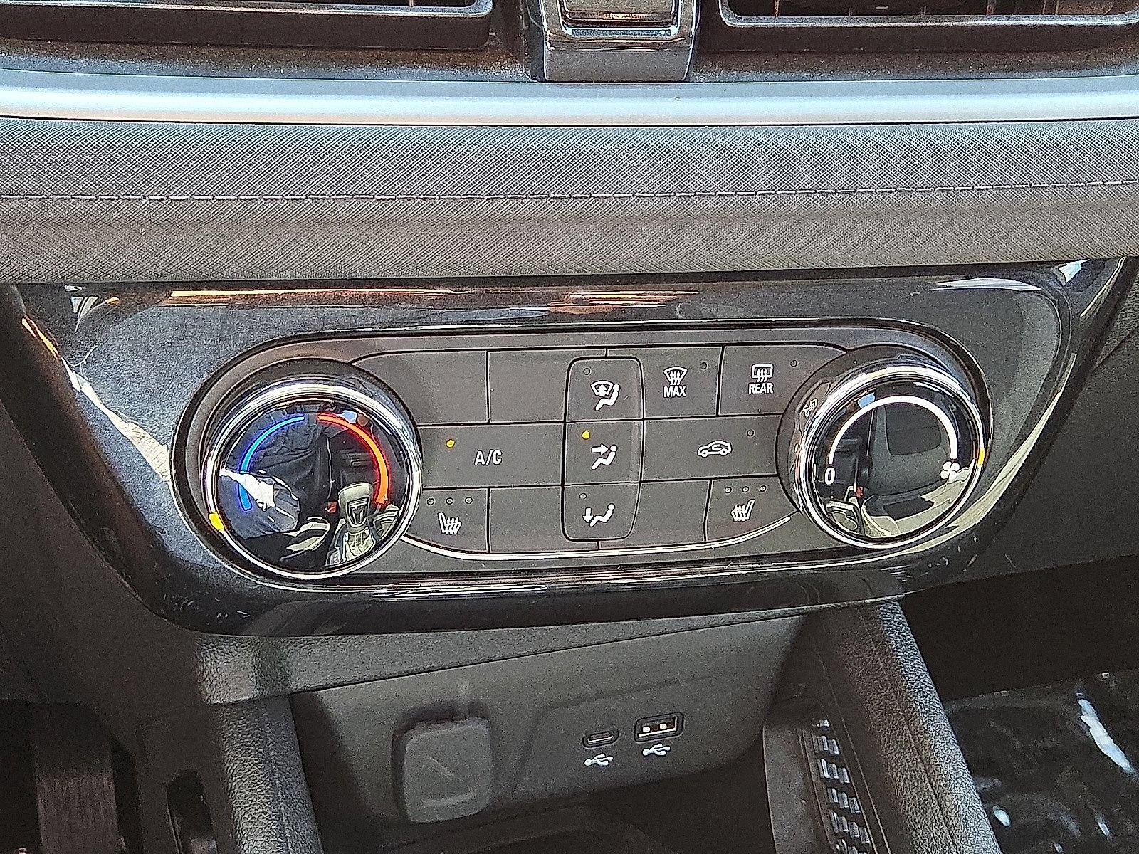 Used 2025 Chevrolet TrailBlazer LT w/ LT Cold Weather Package FWD image 28