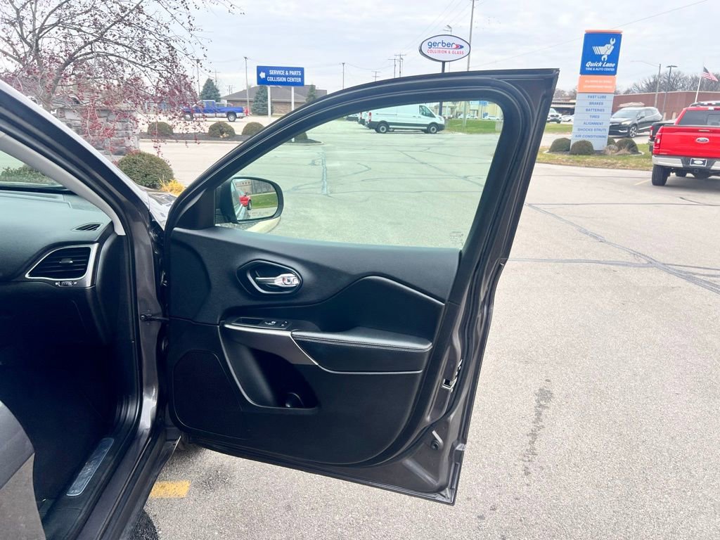 Used 2019 Jeep Cherokee Limited image 36