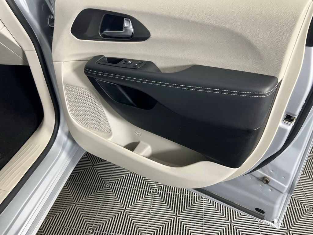Used 2024 Chrysler Pacifica Select image 32