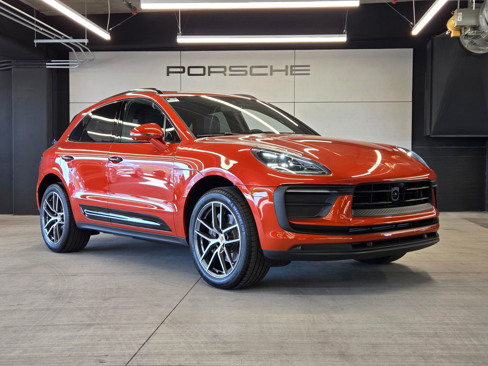Certified 2025 Porsche Macan AWD/4WD image 28