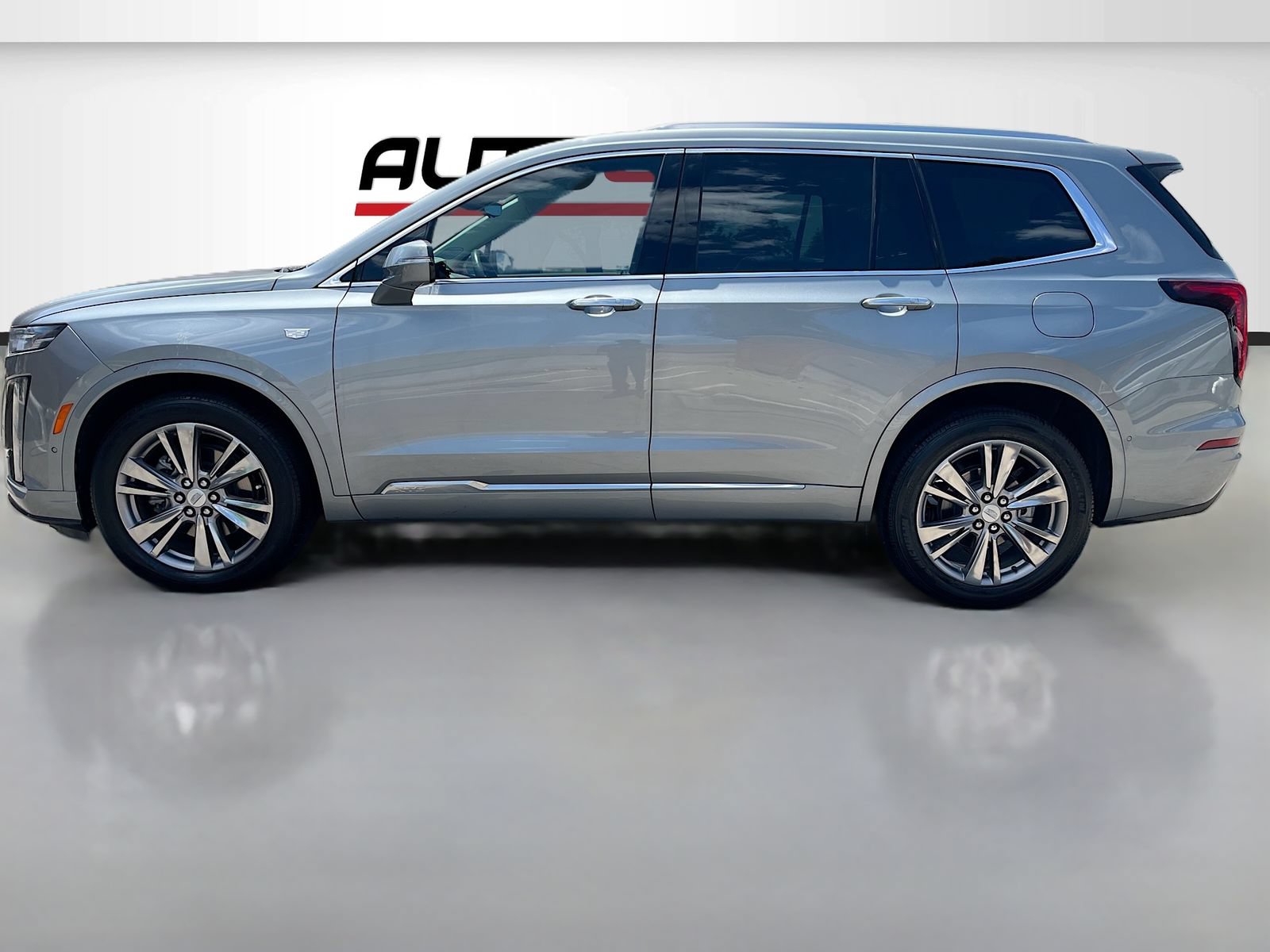 Used 2024 Cadillac XT6 Premium Luxury w/ Technology Package FWD image 4