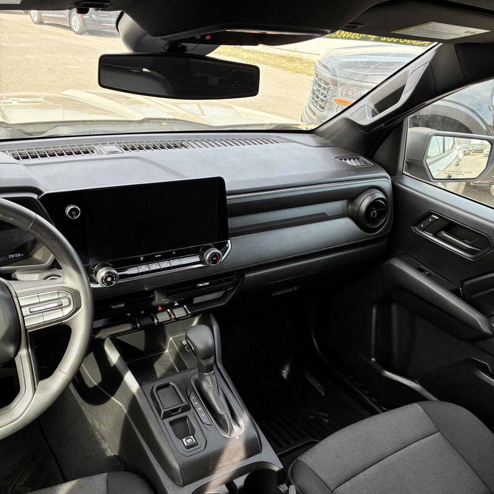 Used 2024 Chevrolet Colorado W/T image 9