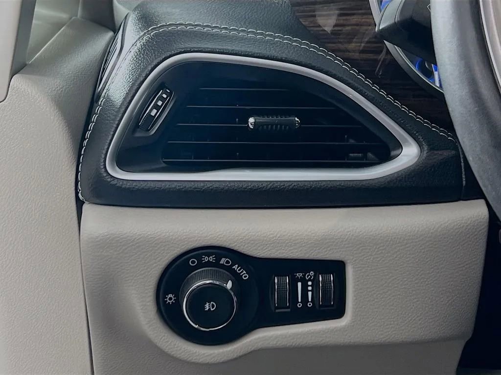 Used 2021 Chrysler Pacifica Limited image 11